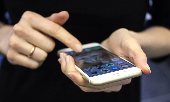 Отпечатки пальцев больше не спасут: любой смартфон научились ломать за секунды