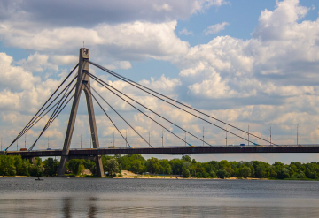 Північний міст Києва після дронової атаки
