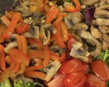 Теплый салат с курицей и овощами: быстро, вкусно и полезно для фигуры, рецепт