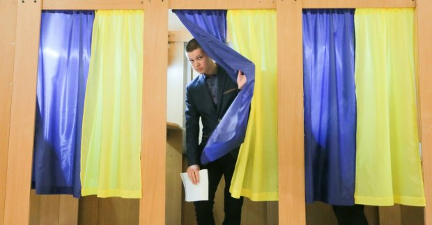 В Одессе на двух участках не дают подсчитать голоса, гремит скандал: кандидат включил свою "математику"