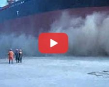 Як спускають на воду гігантське судно (відео)
