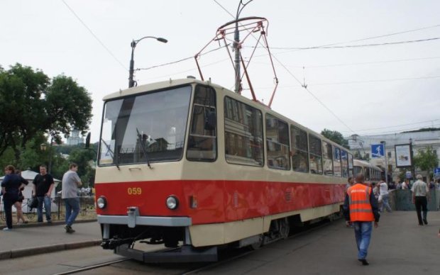 В Киеве трамвай переехал человека