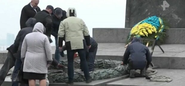 Вечный огонь в Киеве превратили в вонючую свалку - когда-то вандалы жарили яичницу и взялись за старое