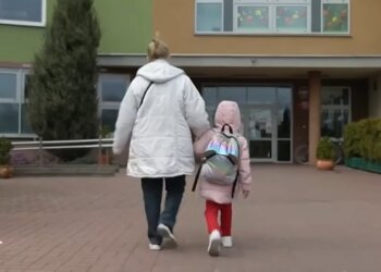 Мама з дитиною, ілюстраційне фото Знай.uа