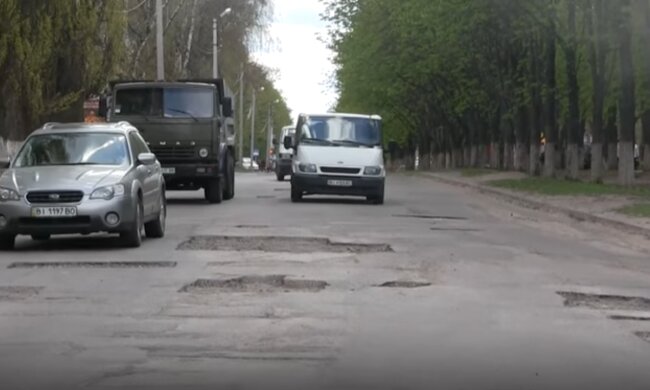 Ями на дорогах, скріншот із відео