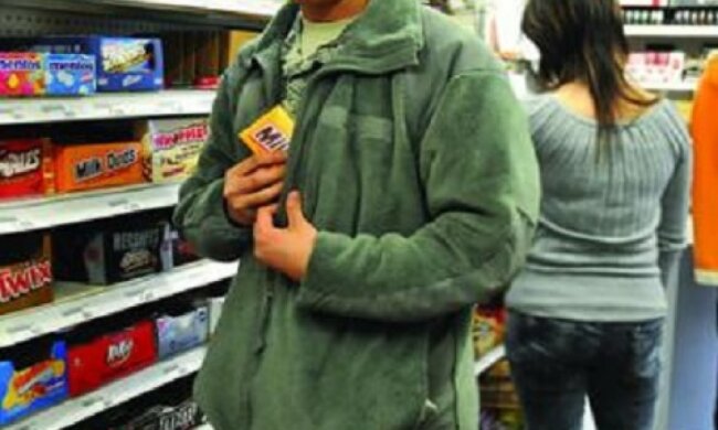 Злодій-ласун викрав із магазину 23 шоколадки