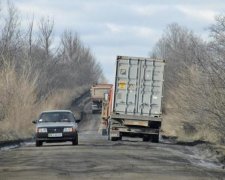 Поки одні гинуть, інші відмивають: чиновники не збираються ремонтувати найкривавішу трасу України