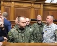 Спикер закрыла заседание Рады, в зал вошли военные