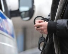 Хотів 800 рублів: психічно хворий ледь не вбив поліцейську в Росії