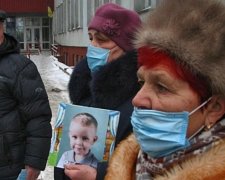 Мешканці Рівного мітингували проти лікаря-вбивці (фото, відео)