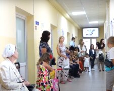 Маленьку тернополянку трохи на розчавив телевізор, медики "чаклують" над покаліченим малятком