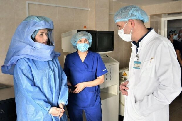 Знімок Зоряни Скалецької в шоломі хірурга зроблений в Рівному, а не в Нових Санжарах, - заступник голови Рівненської ОДА