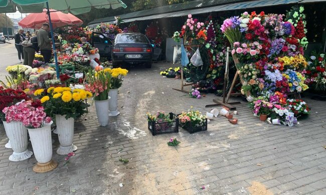 Моторошна ДТП біля Байкового кладовища перелякала киян, летів мов шалений: "Море квітів"