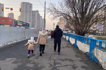 Прохожие с детьми, фото: Знай.ua