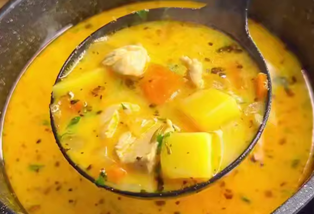 Ситно та смачно: рецепт сирно-курячого супу, який готується за хвилини