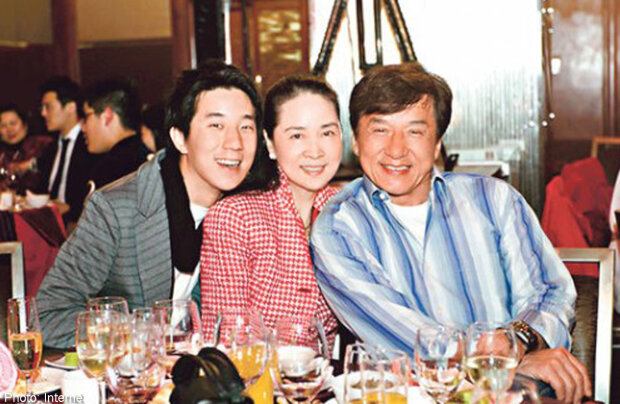 Скромная и всегда рядом: что известно о скрытной жене Джеки Чана Линь Фэнцзяо