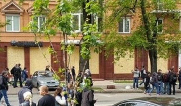 "Сбербанк России" забил окна от пикетчиков