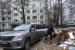 У Харкові нахабний мажор влаштував смітник у дворі і накинувся з кулаками на дівчину: "Не сунь жало!"