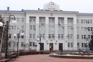 Под Запорожьем обезумевший мужчина бросался мертвыми голубями, сюжет для Кинга: видео нереальной дичи