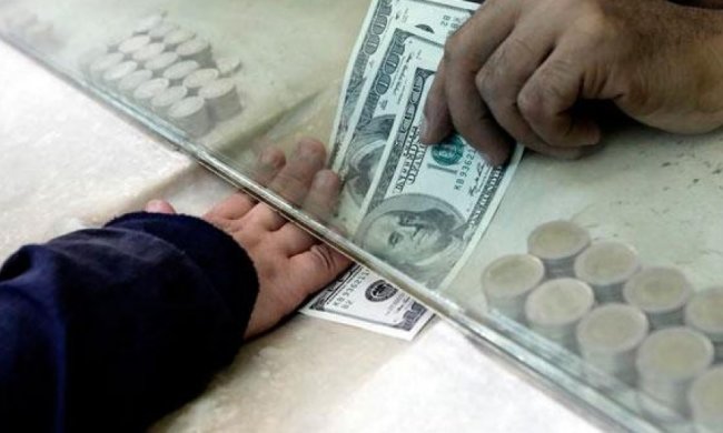 Нацбанк опустил курс доллара на 24 копейки
