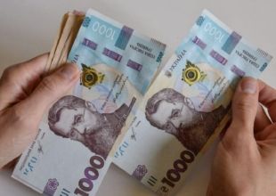 Человек с деньгами в руках