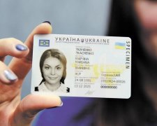 З новими українськими паспортами почалися проблеми на кордоні