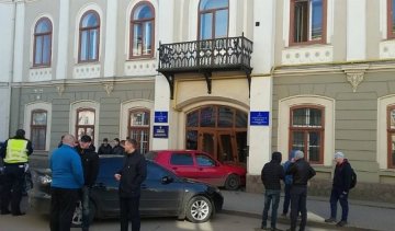 На машині в міську раду Коломиї заїхала дитина (фото)