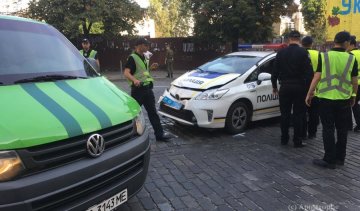 Патрульный Prius протаранил инкассаторскую машину в Киеве (ФОТО)