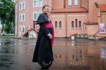 Священник, который отправится в паломничество на моноколесі