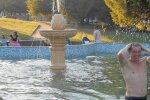 Мешканці Рівного через спеку купалися у фонтанах (фото)