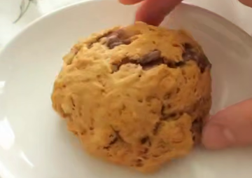 Тыквенное печенье с орехами и шоколадом, кадр из видео