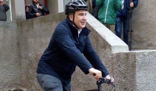 Саакашвили на велосипеде приехал на избирательный участок (фото)