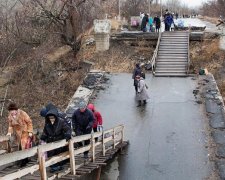 Шокуюче фото: луганські пенсіонери ходять по підірваному мосту