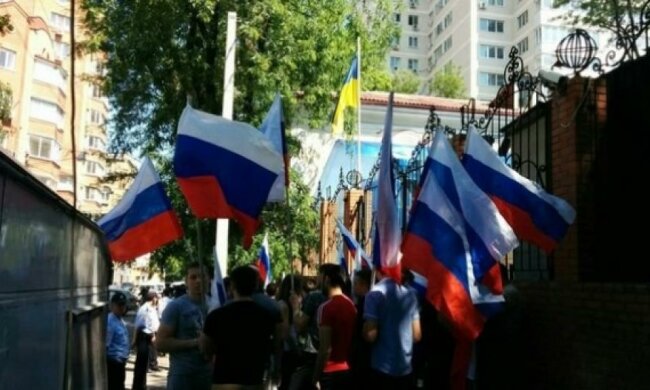 Россияне пикетируют консульство Украины в Ростове-на-Дону после погрома