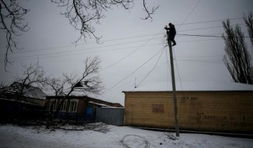 Боевики пригрозили расстреливать электриков под Авдеевкой