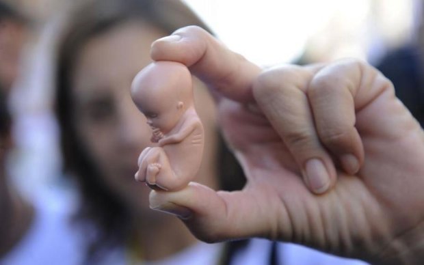 Законопроект об абортах все-таки протащили в Раду