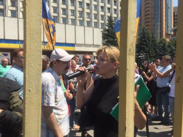 Соратники Саакашвили окружили ЦИК
