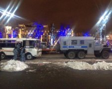 Очевидцы: в Москву стягивают внутренние войска