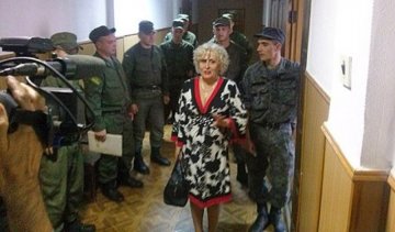 Одиозная Штепа с конвоем пришла на суд (фото)