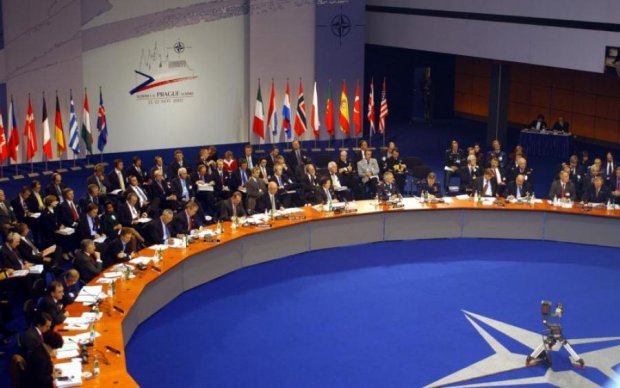 НАТО прохолодно зустрів новий зовнішньополітичний курс України