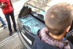 Львів'янин у гніві розгатив скло, блокуючому трамвай, авто (фото)