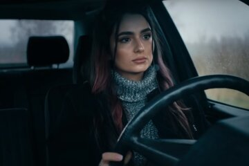Анна Тринчер, скриншот из видео