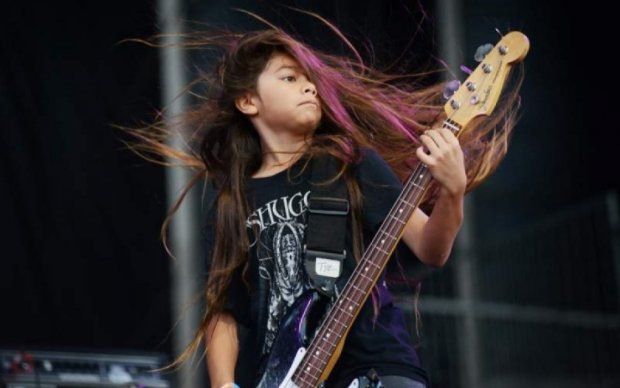 Юный сын басиста из Metallica рвет стадионы в составе Korn