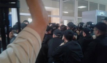 "Правый сектор" пошел штурмом на одесских судей