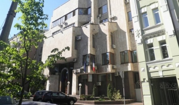 Посольство Франції порушує візову угоду з Україною