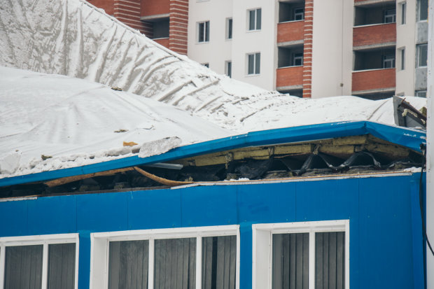 Десятки детей едва не погибли из-за обвала крыши в школе