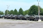На Хмельниччині пенсіонери лагодять БТРи для АТО (фото)