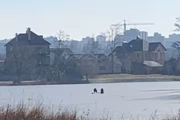 В Харькове бесстрашные рыбаки "укротили" тонкий лед: "Соискатели премии Дарвина"