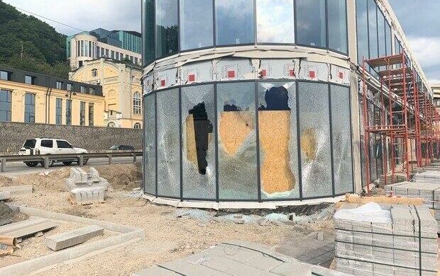 Активісти вимагали хабар в 2,5 мільйонів гривень з власників будівлі на Поштовій площі