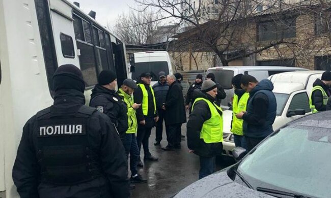 Из мечети - на малую родину: столичные копы поймали нелегалов просто перед молитвой